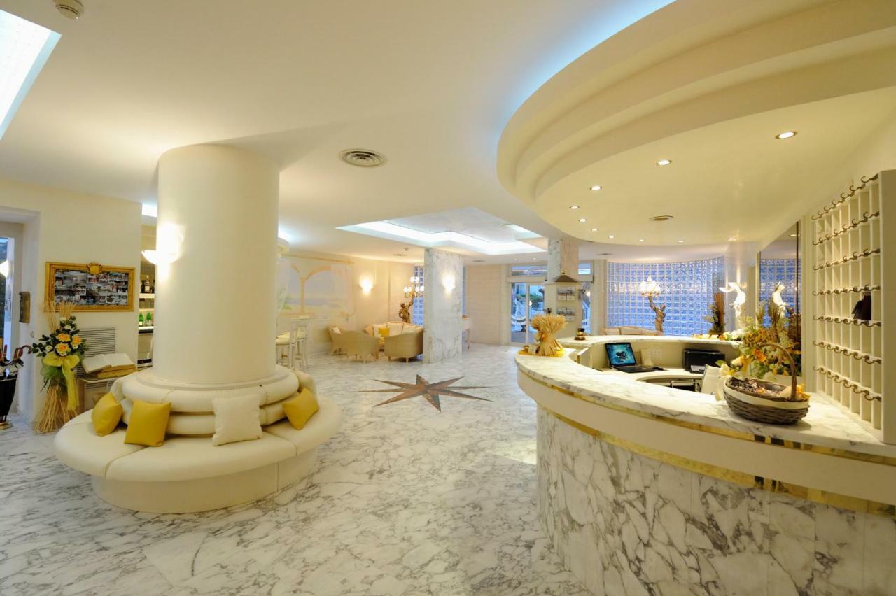 Hotel Punta Dell'Est Lignano Sabbiadoro Exteriör bild